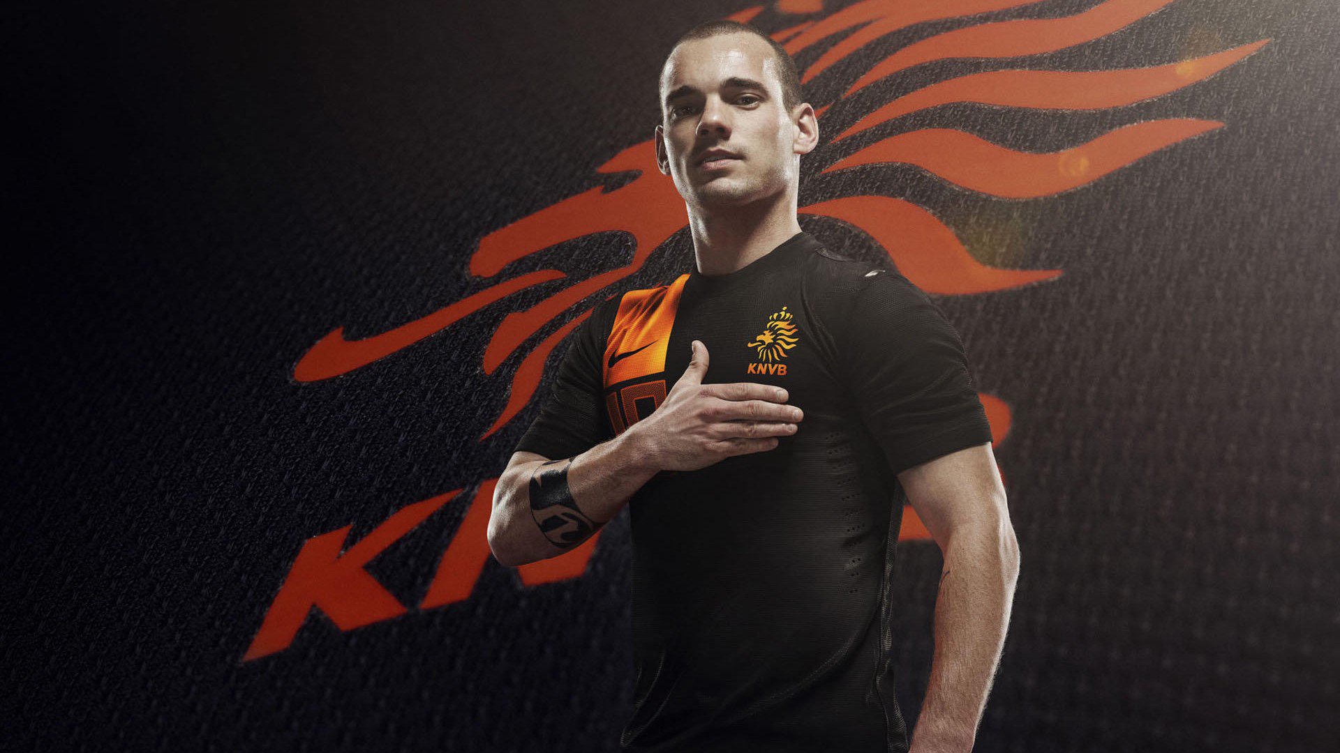 “夜市街头踢毽子挑战擂台” 吸引过路人参与