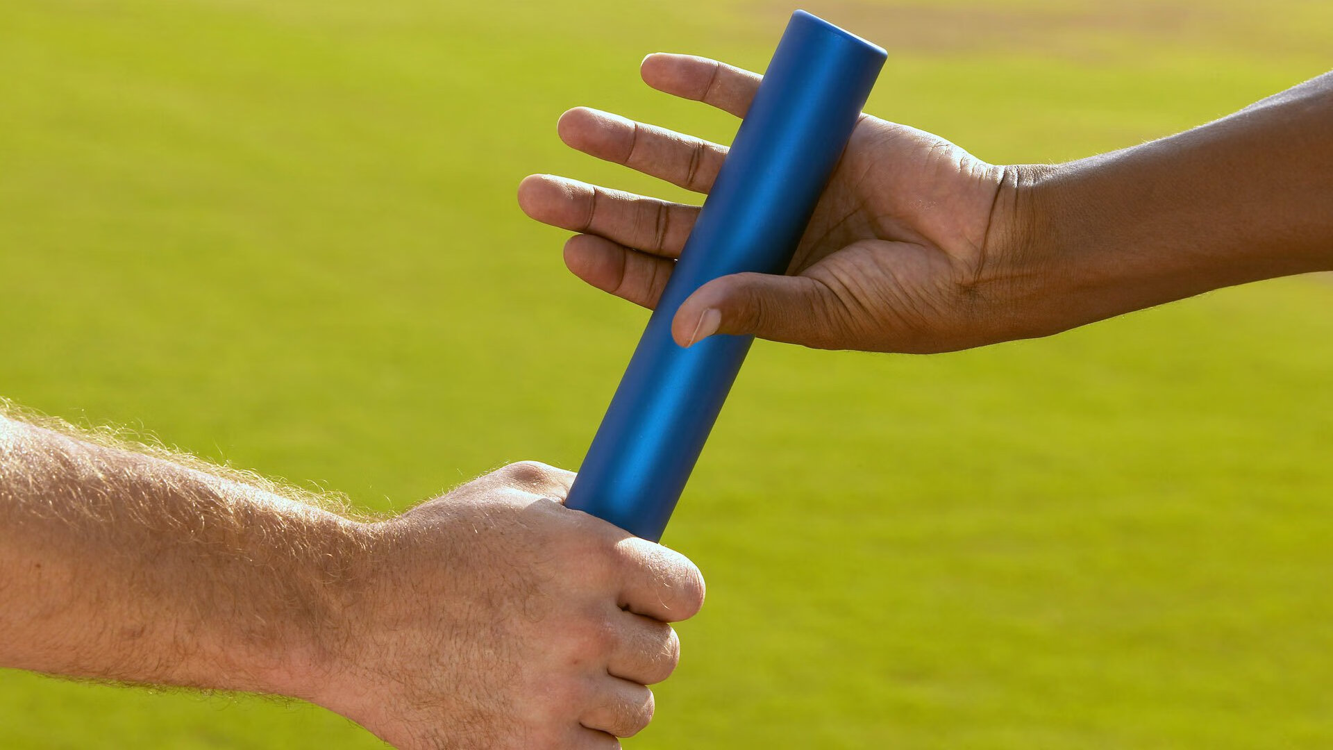 世界公开水域极限横渡赛 多人成功跨越海峡