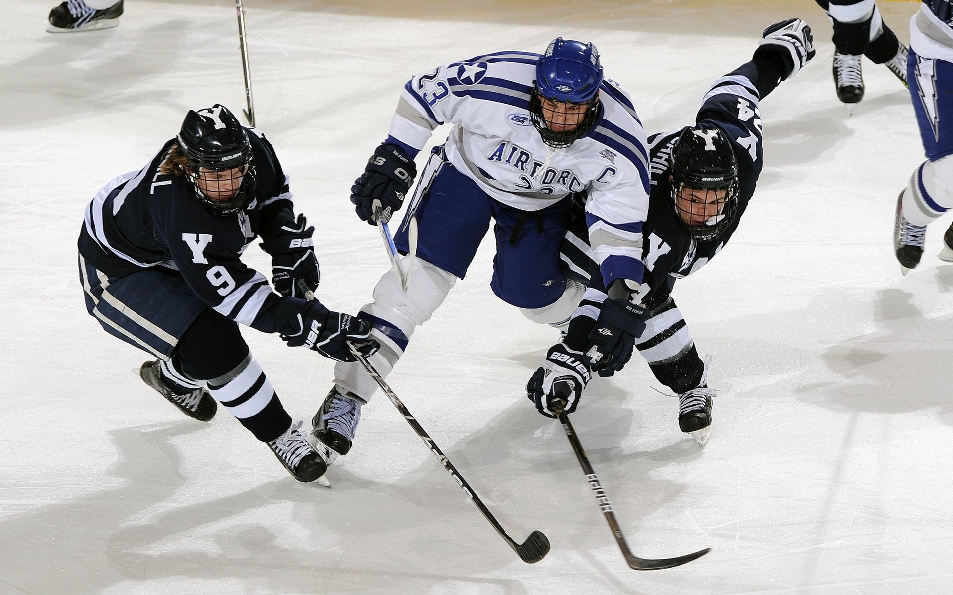 欧冠小组赛首轮冷门迭爆：两大豪门同日翻车跌出前二